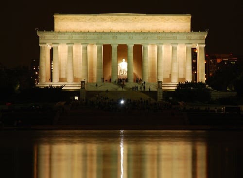 Lincoln_Memorial_by_night.jpg